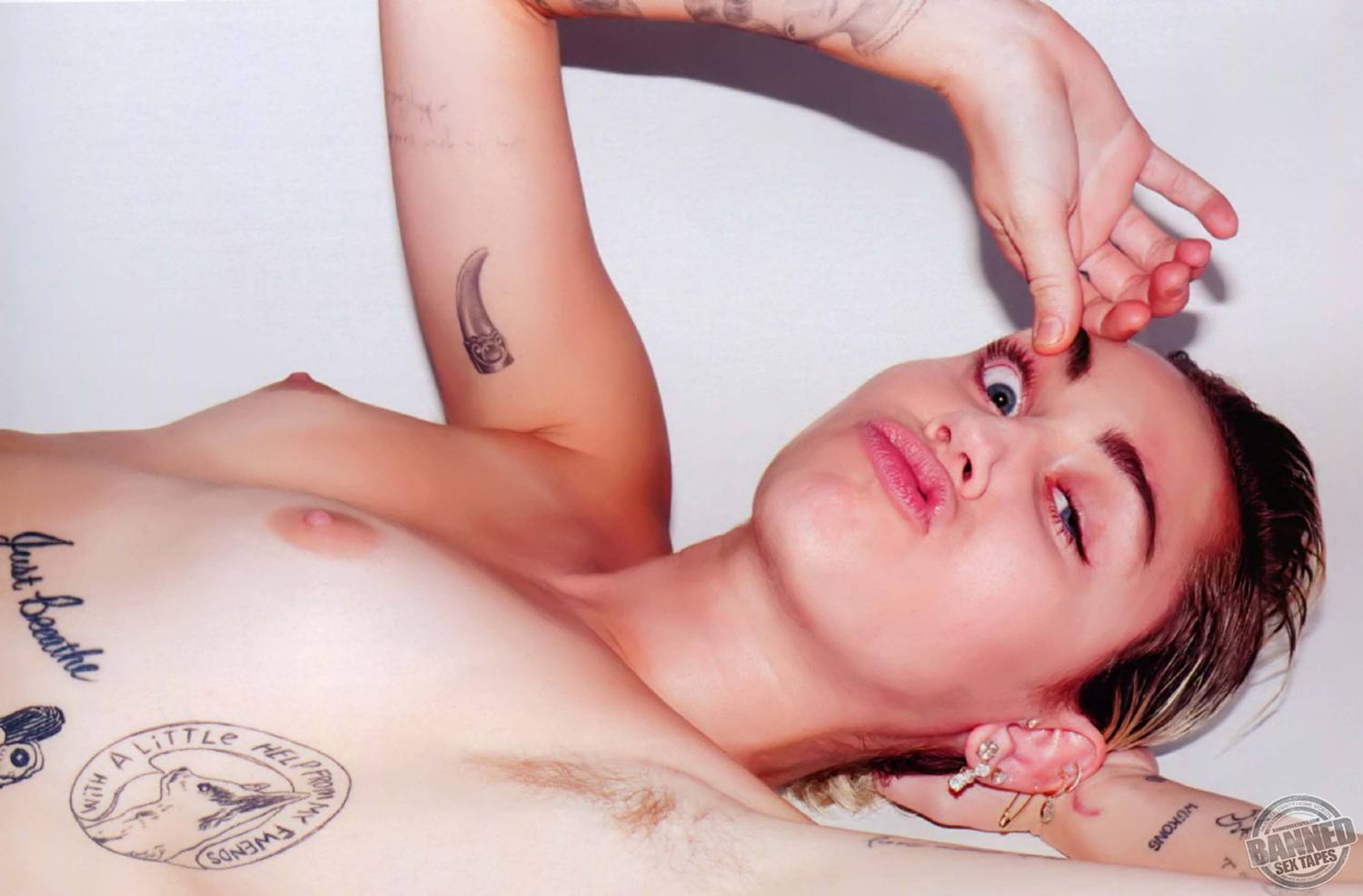 Miley Cyrus fully naked at Largest Celebrities Archive! 